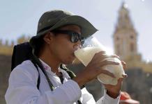 Habitantes del centro de Cholula festejan tradición náhuatl y regalan litros de pulque