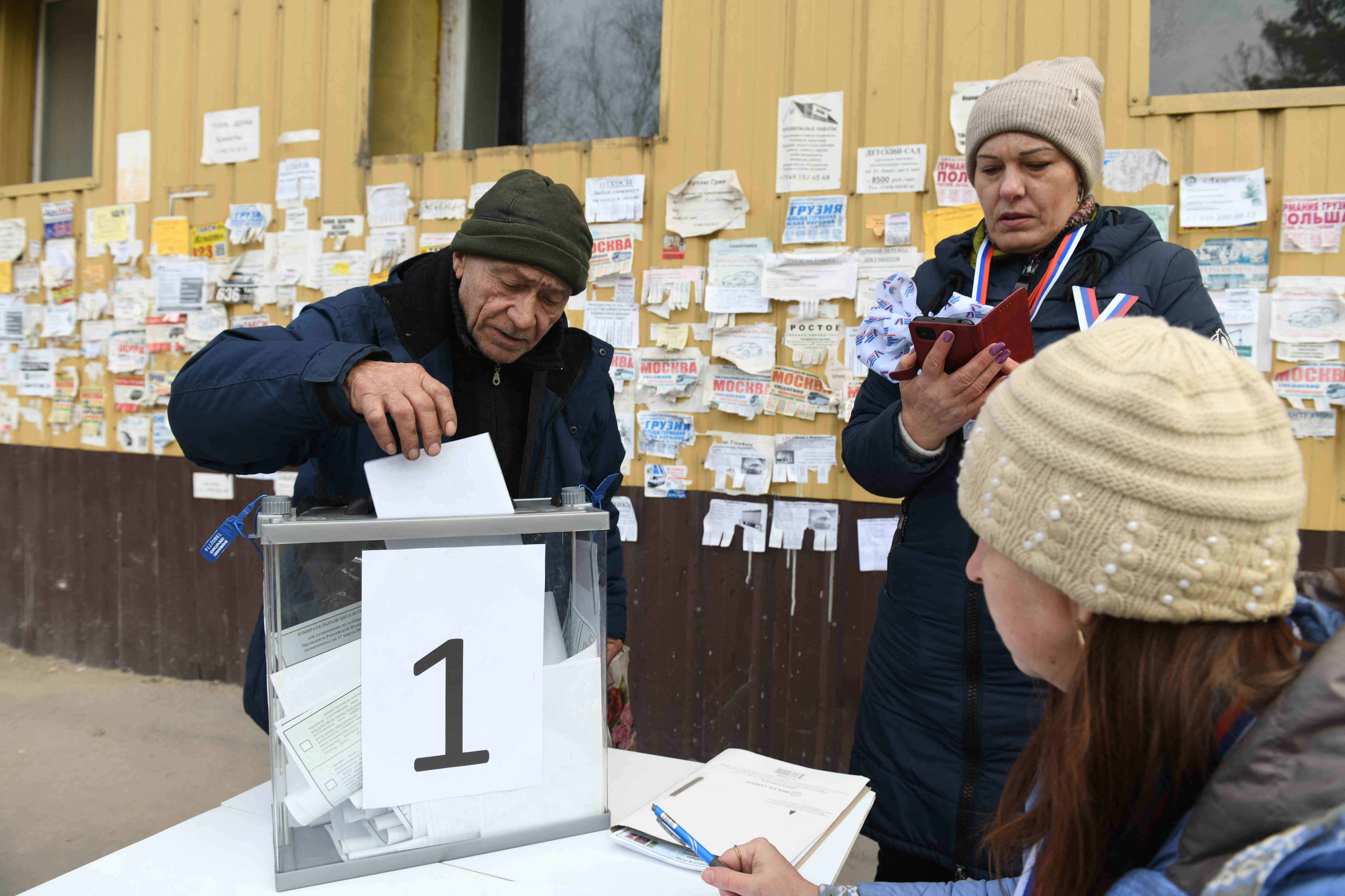 Putin pide a los rusos ir a votar en tiempos difíciles para el país
