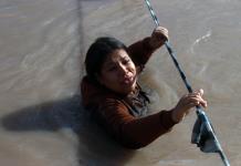 Más riesgos para migrantes en la frontera de México por el agua que EEUU cede al río Bravo