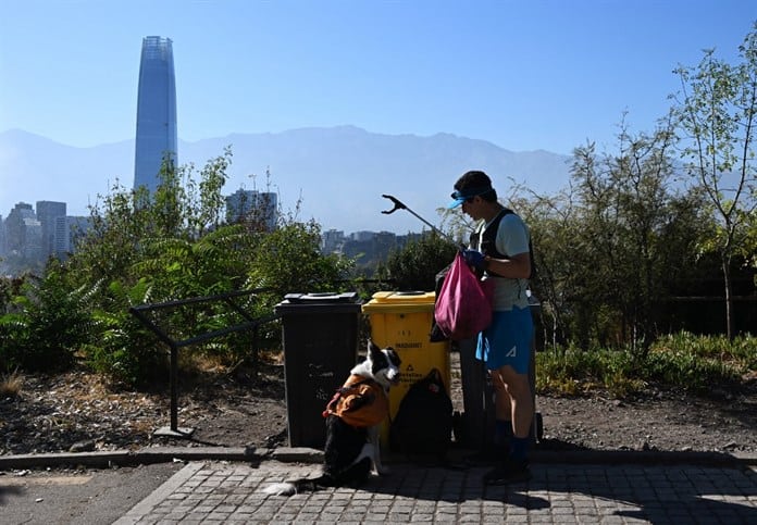 Un abogado y su perro impulsan el plogging a favor del reciclaje en Chile
