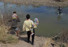 Polémica ley de Texas que permite detener a migrantes, de nuevo en suspenso