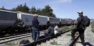 Autoridades detectan a 87 migrantes en góndolas de un tren en Sonora