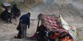 Migrantes acampan en la frontera de México entre el caos generado por la ley SB4 de Texas