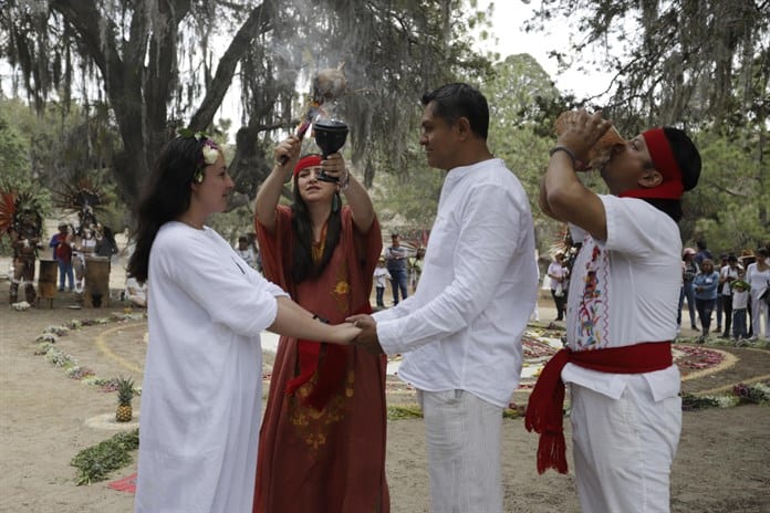 Por equinoccio parejas celebran bodas prehispánicas en zona arqueológica de México