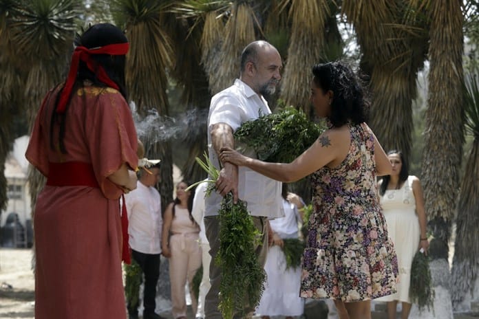 Por equinoccio parejas celebran bodas prehispánicas en zona arqueológica de México