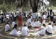 Por equinoccio parejas celebran bodas prehispánicas en zona arqueológica de México