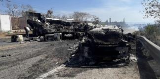 Carteles del narcotráfico queman vehículos en una batalla en la frontera sur de México
