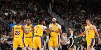 Los Lakers se llevan una victoria épica de Milwaukee sin LeBron