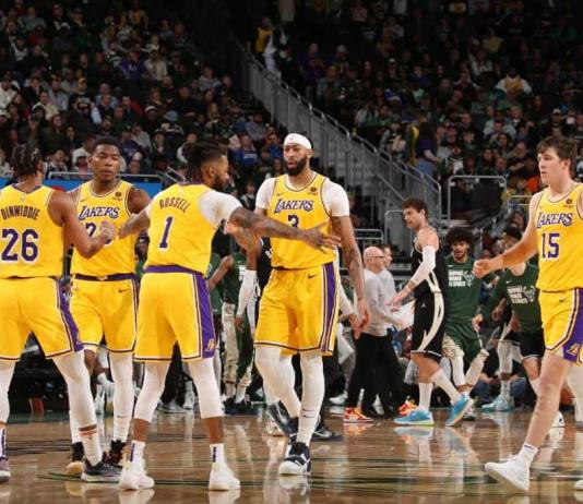 Los Lakers se llevan una victoria épica de Milwaukee sin LeBron