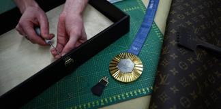 Diseños icónicos de LV del s.XIX inspiran los cofres para la antorcha y medallas olímpicas