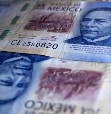 El peso mexicano se cotiza a 16,51 pesos por dólar, nivel no visto desde diciembre de 2015