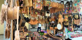 Ropa, artículos decorativos y demás artesanías en las vendimias de la Plaza Tapatía