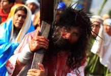 El Cristo Cholo recorre las calles de Lima seguido por cientos de fieles católicos