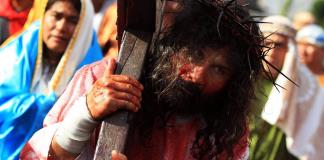 El Cristo Cholo recorre las calles de Lima seguido por cientos de fieles católicos