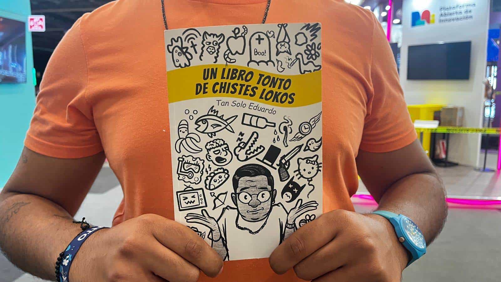 Joven comediante de Guadalajara publica el primer libro de chistes escrito por un comediante de stand