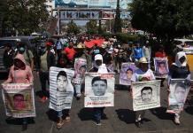 Padres de estudiantes de Ayotzinapa exigen a López Obrador vínculo con Sheinbaum