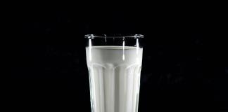 Lecheros de Jalisco buscarán vender su leche en la ciudad para hacer contra peso a la industria que les dejó de comprar 