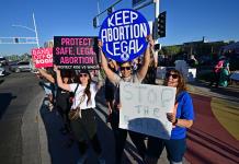 Demócratas llevan la lucha por el aborto casa a casa en la batalla electoral de EEUU