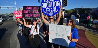 Demócratas llevan la lucha por el aborto casa a casa en la batalla electoral de EEUU