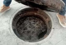 Vecinos de la colonia Los Naranjos en Cuitzeo sufren afectaciones por drenajes tapados