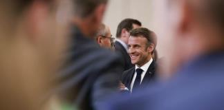 Macron rechaza nombrar un gobierno de izquierda y prolonga las consultas políticas en Francia