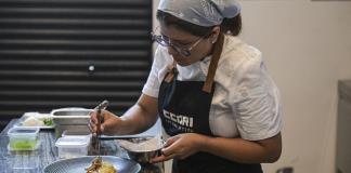 Hasta la cáscara: chef peruano impulsa la cocina óptima en comedores populares