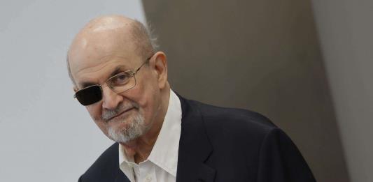 Rushdie disecciona en Knife a su agresor: Intentaste matarme porque no sabías reír