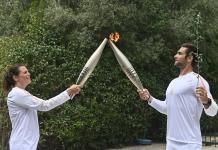 Comienza el relevo de la llama olímpica de París-2024 después de su encendido en Grecia
