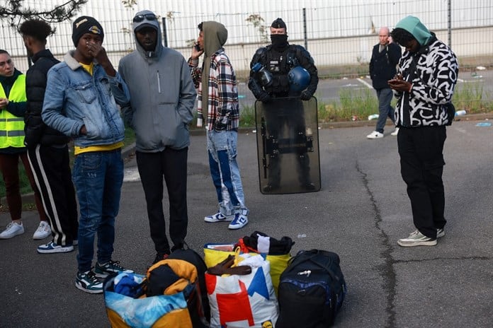 Expulsados cientos de migrantes de un edificio abandonado en un suburbio de París