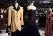 Vestidos de la princesa Diana se exhiben en Hong Kong antes de una subasta