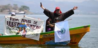 No a la minería: Activistas navegan lago fronterizo en protesta a mina guatemalteca