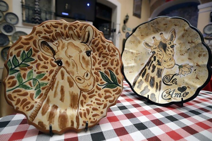 La popularidad de la jirafa rescatada Benito llega a las artesanías de talavera 