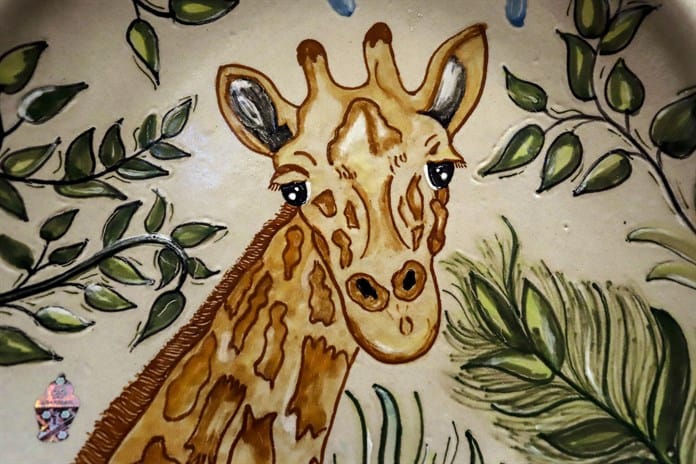 La popularidad de la jirafa rescatada Benito llega a las artesanías de talavera 