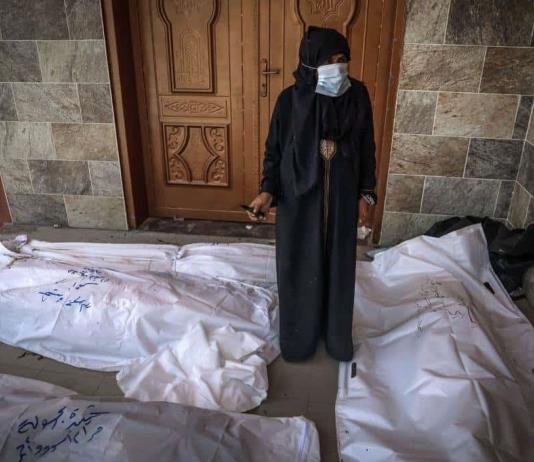 Los gazatíes buscan a sus familiares en las fosas comunes del hospital Nasser
