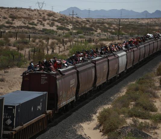 Miles de migrantes que llegan en tren a Ciudad Juárez deambulan por el río Bravo
