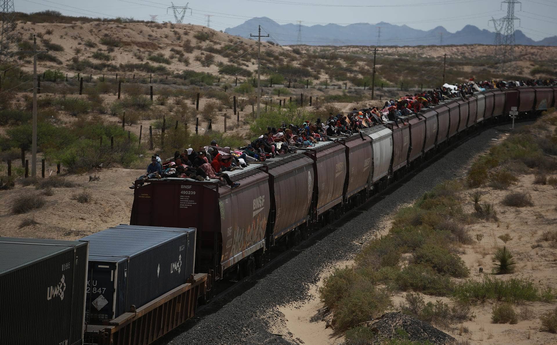 Miles de migrantes que llegan en tren a Ciudad Juárez deambulan por el río Bravo