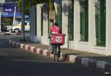 Los repartidores de Birmania, obligados a trabajar en bicicleta bajo una histórica ola de calor