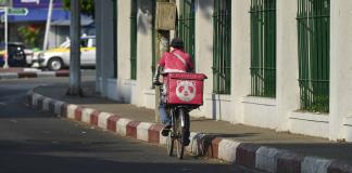 Los repartidores de Birmania, obligados a trabajar en bicicleta bajo una histórica ola de calor