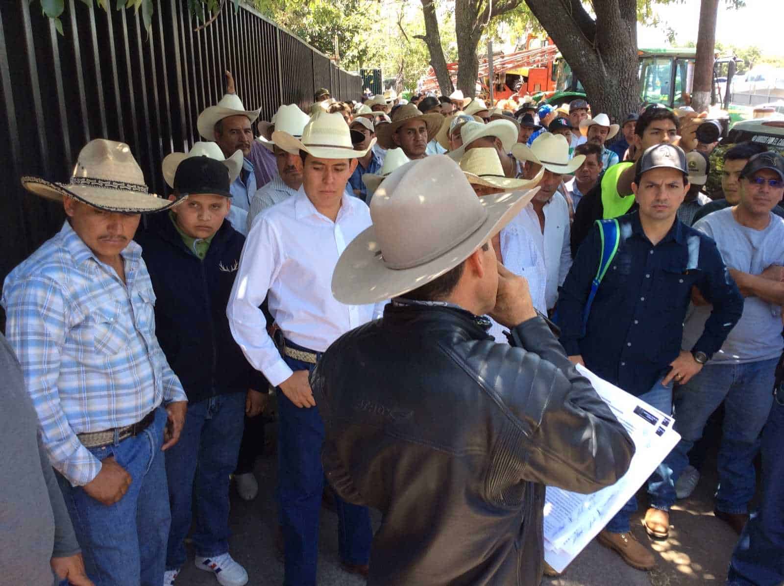 Mil 500 agricultores de Jalisco se manifiestan con 500 tractores en la ciudad