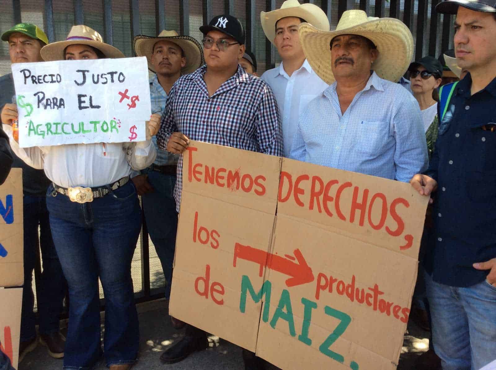 Mil 500 agricultores de Jalisco se manifiestan con 500 tractores en la ciudad