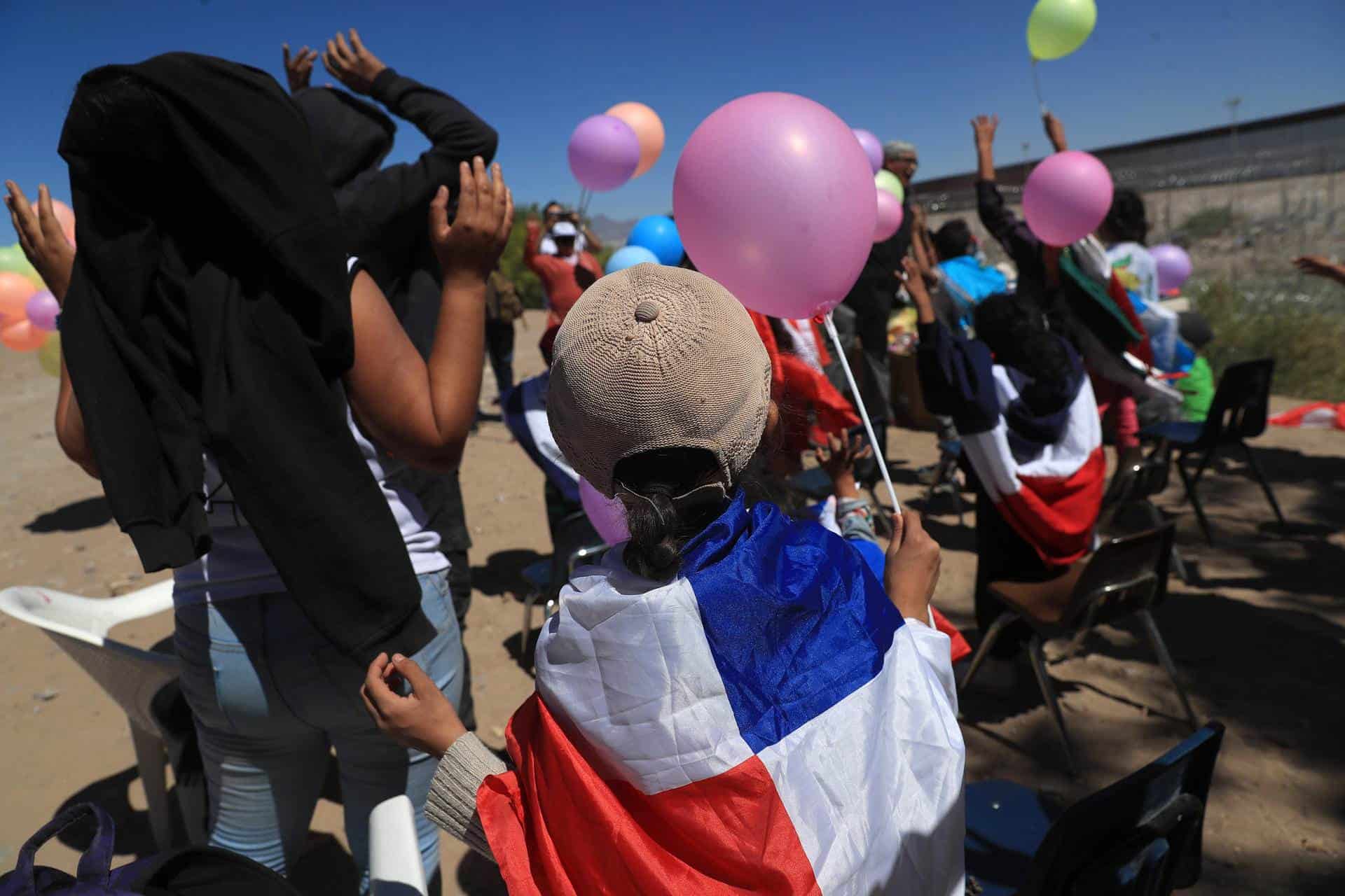 Migrantes celebran el Día del Niño en el río fronterizo de México-EEUU entre restricciones