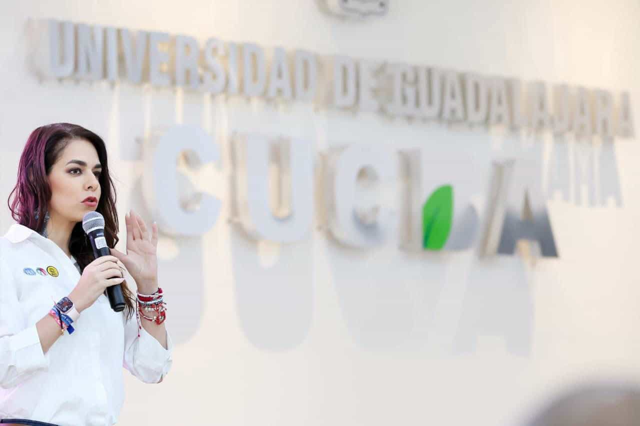 Laura Haro se compromete en la UdeG a crecer la red universitaria