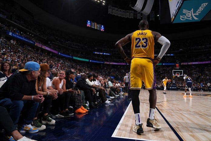 LeBron James mantiene la incertidumbre sobre su futuro en los Lakers