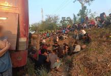 Autoridades encuentran 407 migrantes abandonados en tres autobuses en el sur de México
