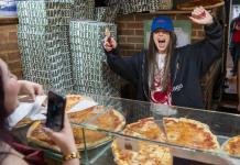 Nathy Peluso trae la Grasa a Nueva York repartiendo pizza