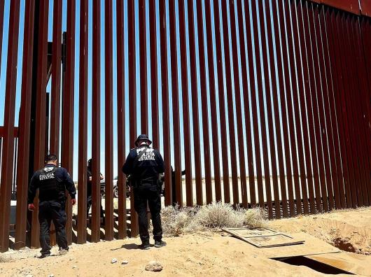 Descubren narcotúnel bajo el muro fronterizo entre México y Estados Unidos