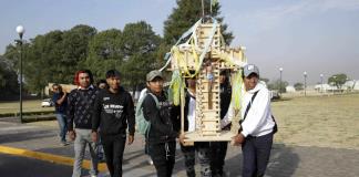 Albañiles de México celebran el Día de la Cruz con la construcción de 70 crucifijos