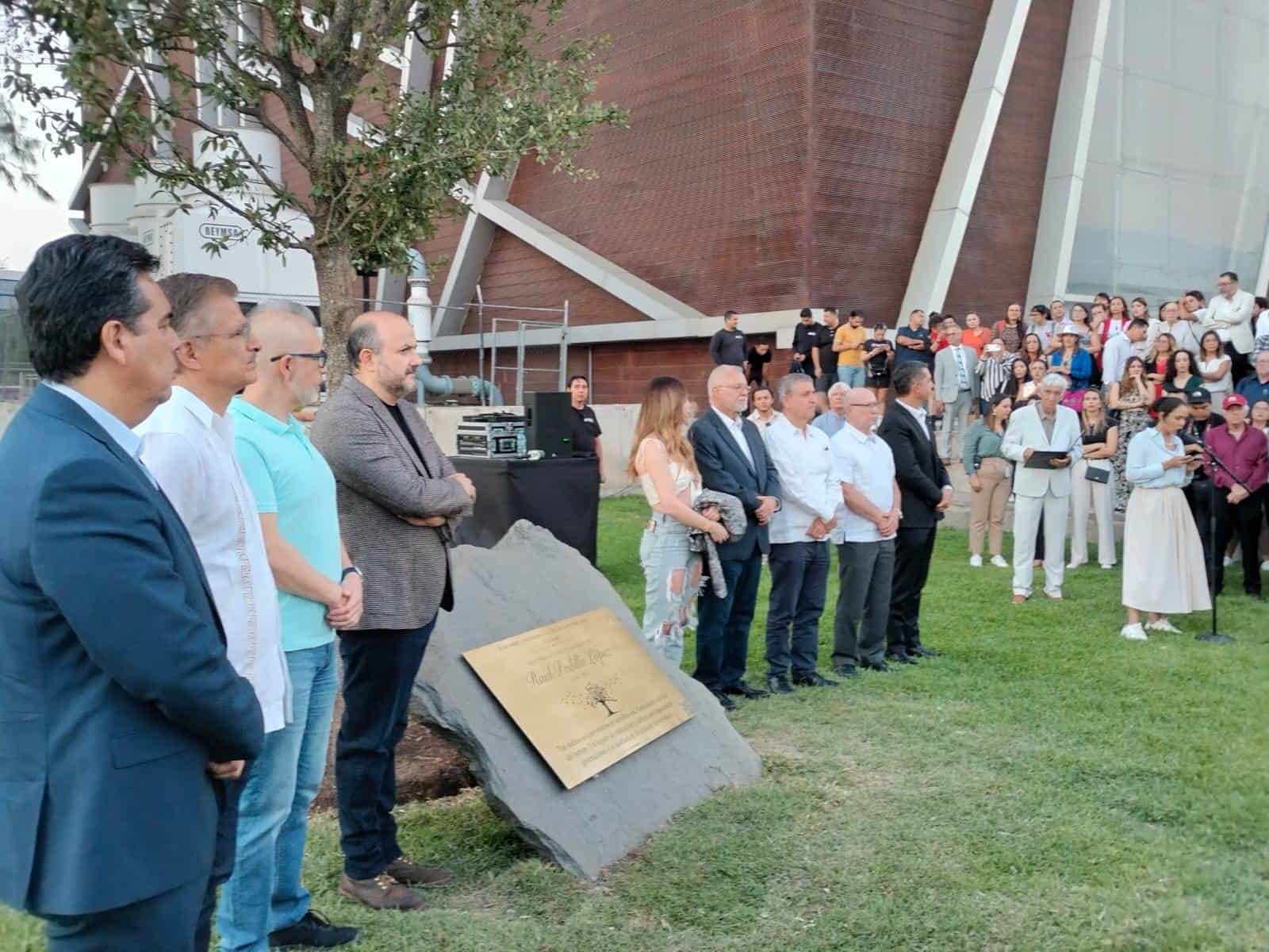 Un roble en el Centro Cultural Universitario, el monumento vivo en memoria de Raúl Padilla López
