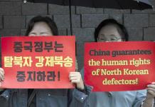 Activistas protestan ante la embajada de China en Seúl por la repatriación de norcoreanos