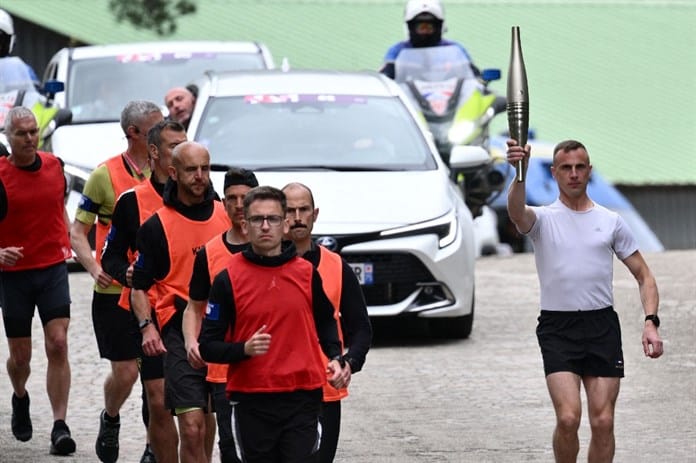 Con la llama olímpica, Francia inicia un período de seguridad nunca antes visto